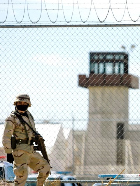 Los prisioneros, la mayoría sentenciados a más de 20 años por homicidio y robo, quemaron colchones y rompieron cristales.
