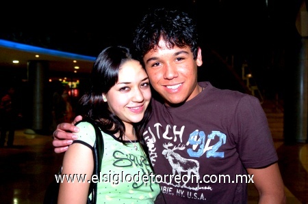 07032009 Annie Ibarra acompañada por Carlos Romo en un centro comercial de la ciudad.