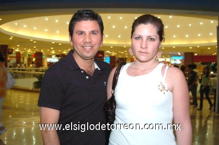 07032009 Aurelio Estrada y Cinthia Castillo, en una grata tarde de cine.