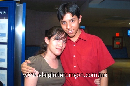 07032009 Disfrutando de una agradable tarde de cine fueron captados los jóvenes Ana Laura Fernández y Francisco Acosta.