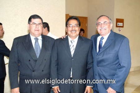 07032009 Guadalupe Díaz, Jesús Hernández y Alfonso Soto, presentes en el evento en el que se realizó el cambio de directivos de la CMIC.