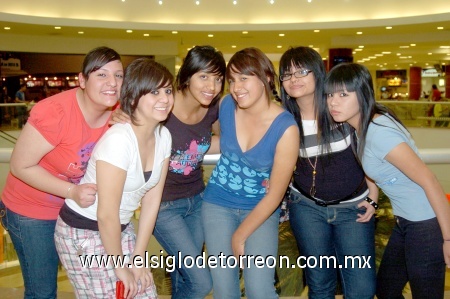08032009 Valeria Vega, Claudia y Lluvia García, Griselda Alvarado, Karla Puga y Sonia López.
