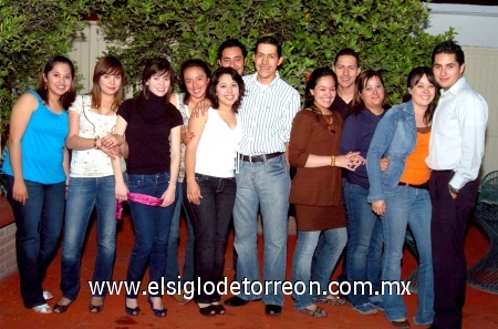 18032009 Un año más de vida. La cumpleañera en la compañía de Linda, Melanie, Marlene, Dámaris, Jonathan, Dulce, Carlos, Brenda, Josué, Diana, Zury e Israel, con quienes compartió su fiesta.