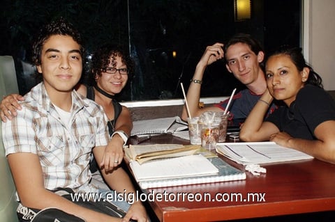 19032009 Fernando Barraza Silva, Brenda Montero, Alejandro Pereida y Laura Calzada.