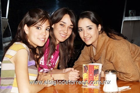 19032009 Entre amigas. Lizeth, Pily y Mónica.
