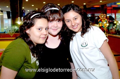 20032009 Sofía Becerra, Adriana Becerra y Cony Calderón, se divirtieron a lo grande.