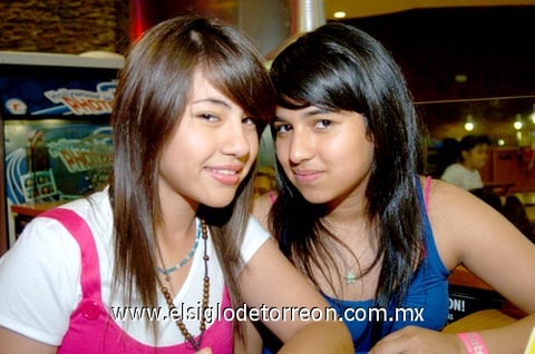 20032009 Kelly Herrera y Nallely Fernández, compartieron ricas pizzas.
