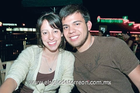 21032009 Mary Carmen Rivera y Arturo Solorio disfrutaron de un paseo por el mall.