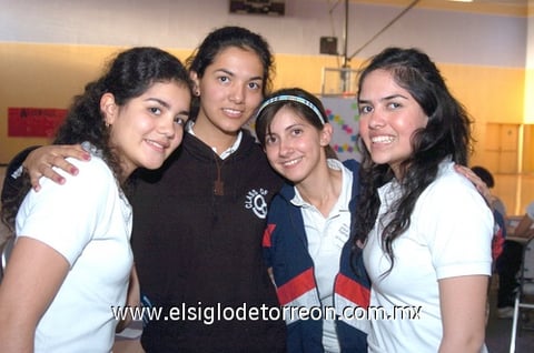 21032009 Isela Ávalos, Bárbara Guerrero, Ana Isabel Jaramillo y Denisse Enríquez en reciente evento realizado en el Colegio Americano.
