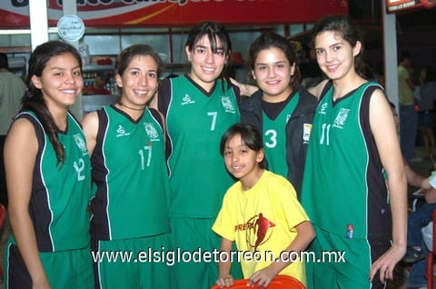 21032009 Andrea, Marien, Mariana, Mafer, Zanya y Daniela después de un juego se reunieron a cenar.