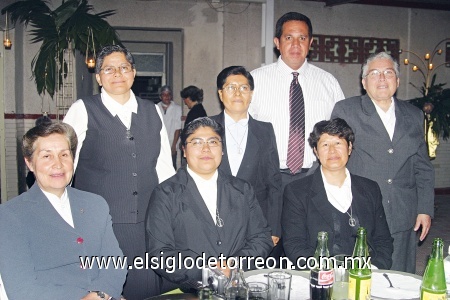 Se divierten en cena-baile 
María del Rosario Silva Campillo, Karla Selene Huerta, Carmen Antuna Campuzano, Margarita García, Humberto Martínez y Olga Villegas.