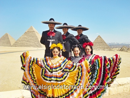 Egipto a la mexicana
Durante su estancia en Egipto el Grupo Nahucalli visitó los museos, las pirámides de Giza y la Esfinge.