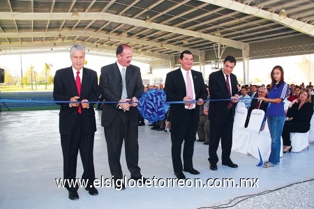 Inauguran canchas y gradas
El corte de listón dio paso a la inauguración formal de las nuevas instalaciones deportivas.