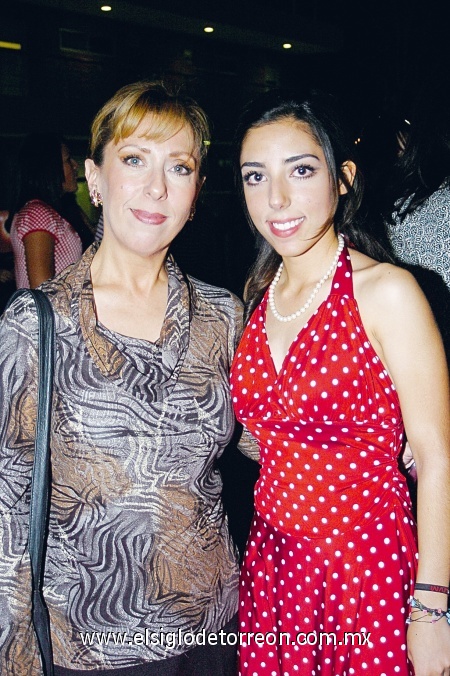 Guadalupe de la Peña con su hija Lucy Saldaña de la Peña.
