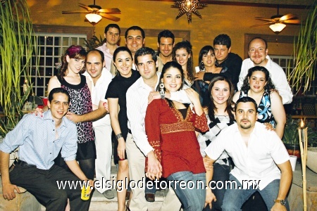 Despedida para dos
Los mejores amigos de Pedro y Jocelyn los felicitaron pues pronto contraerán nupcias.