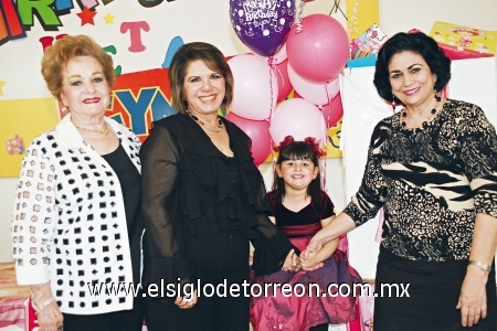Ketita Gómez Bonilla acompañada por Enriqueta Reed de Murra, Kiki Murra de Bonilla y Gabriela Saenz Herrera.