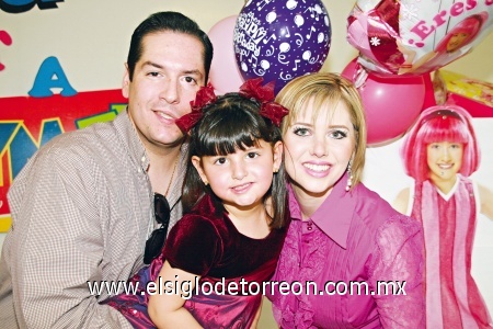 Apaga cuatro velitas
Gabriel Gómez Saenz, la festejada Ketita y Keta Bonilla de Gómez.