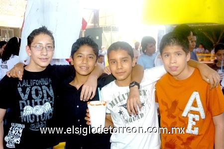 22032009 Alejandra Escalante y Carlos Rebollo con sus hijas Maryfer y Alejandra.