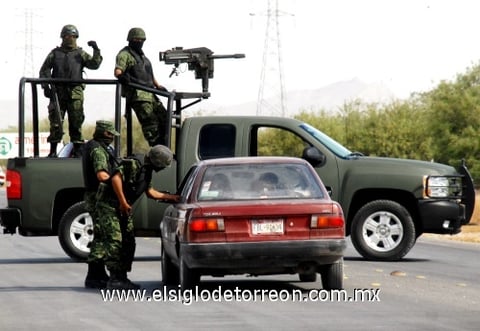 Junto a la barda donde quedó la camioneta destruida, personal de la PGR, empezó a recabar pruebas de los objetos asegurados en el lugar como fornituras, chalecos, uniformes y armas de fuego.
