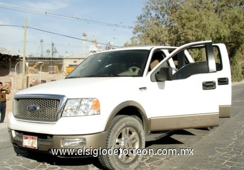 Militares fueron los que participaron en el tiroteo donde también quedó a media carretera, junto a unos pinabetes, una camioneta Ford Lobo blanca doble cabina que tenía unos vidrios rotos y sangre en los asientos delanteros.