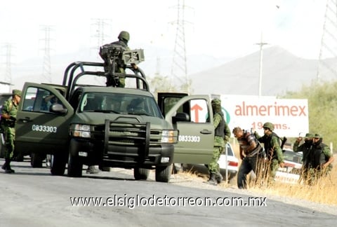 Soldados encontraron a un hombre herido de bala entre unos mezquites que estaban a la altura de la camioneta blanca, en terrenos de la empresa John Deere.