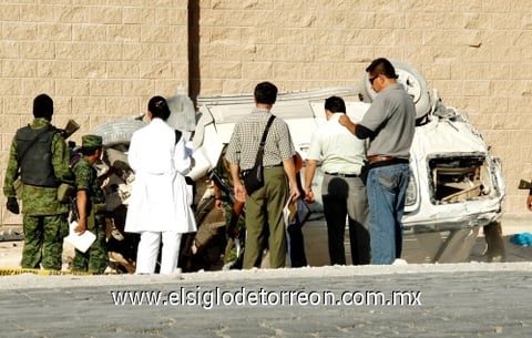El conductor perdió el control, volcándose el vehículo pasando una curva fuera de la carretera y acabó la camioneta estrellándose contra el muro de la marmolera.