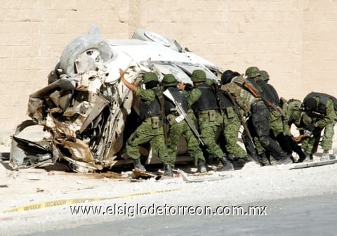 Durante la balacera se murieron otras cuatro personas que iban en una camioneta Dodge Nitro blanca, que participó el el tiroteo.