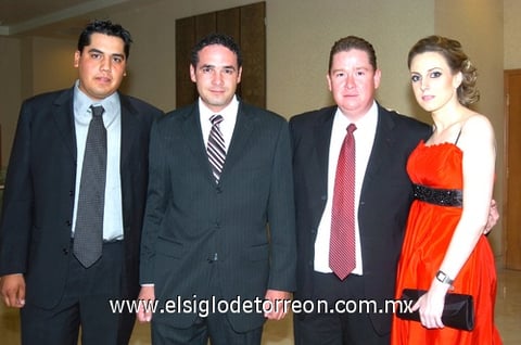30032009 Óscar Aguirre, Rudy Martínez, Francisco Azuara y Elena Villarreal disfrutaron del banquete nupcial.