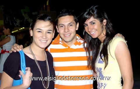 31032009 Paola Tumoine, René Venegas y Karla Flores.