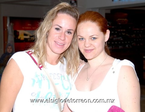 01042009 Ana Segura y Bertha Alicia Zivec momentos antes de abordar el avión que las llevaría a Swazilandia de vacaciones.
