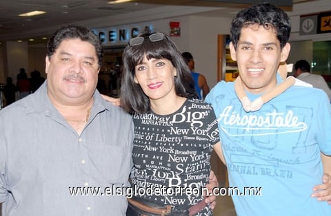 01042009 . Irma de Betancourt viajó a Italia y fue despedida por su esposo Ramón y su hijo Ramón Betancourt.