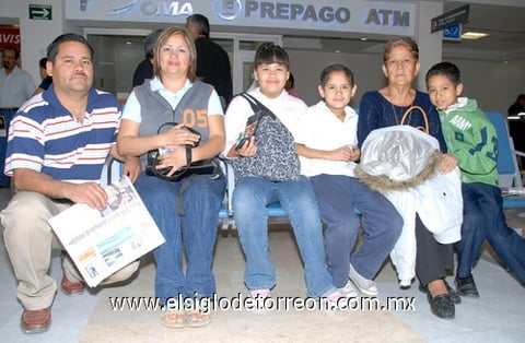 01042009 . Jokebed Montoya y María Luisa Salazar se fueron a vacacionar a San Francisco y fueron despedidos por sus papás y primos.
