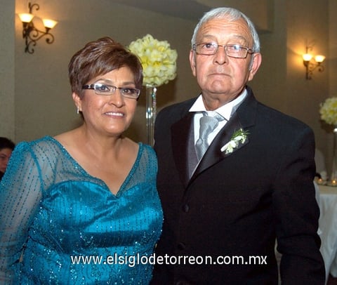 02042009 Rosa María Cháirez de Pacheco y Eladio Pacheco, padres de la novia.