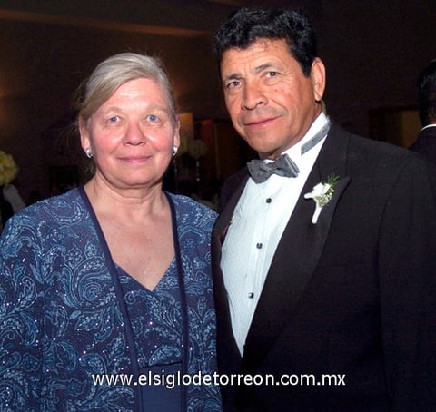 02042009 Patricia S. de Fabián y Arturo Fabián Castro, papás del novio.