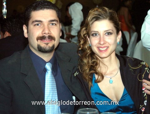 02042009 Isaías y Cristina Millán, disfrutaron del banquete de bodas.
