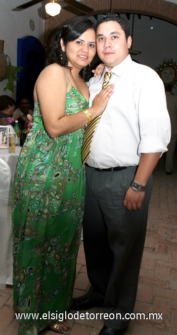 02042009 Naima Pérez y Román Villanueva, asistieron a felicitar a los novios.