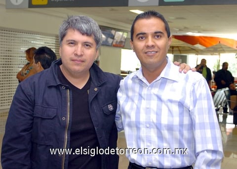 02042009 Fernando Aceves llegó de la Ciudad de México y fue recibido por Roberto Ojeda.