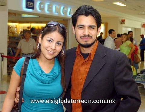 02042009 Jénnifer García despidió a Santiago de la Fuente, quien se va a radicar a Culiacán.