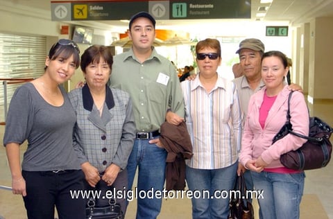 02042009 Rodolfo Villa se fue en plan de trabajo a Hermosillo y fue despedido por la familia Villa Salcido.