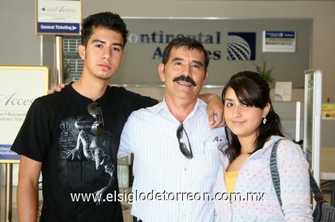 03042009 Víctor Ramos Jr., Karla Ramos Granados y Ricardo Ramos Ramos se fueron a disfrutar de las playas de Vallarta.