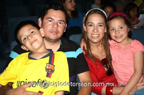 04042009 Diversión.  Fernando Hernández, Gaby Sánchez, Alfredo e Ivana Leal.