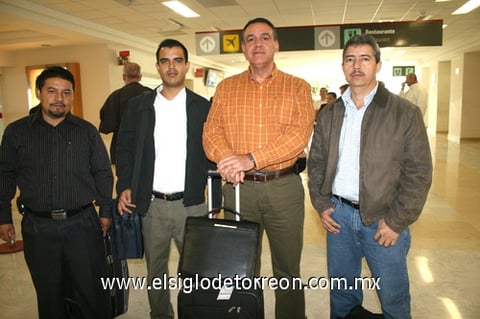 04042009 Ernesto López, Martín Díaz y Alejandro Morales llegaron de Culiacán y fueron recibidos por Luis Enrique Puentes.