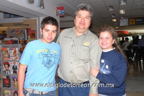 06042009 Alejandro Valadez Aguirre llegó de la Ciudad de México y le dieron la bienvenida Édgar Valadez y Verónica Zúñiga.