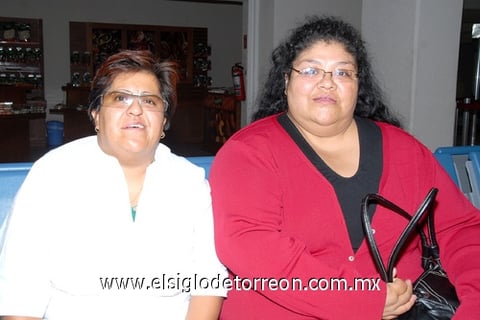 06042009 Yanira López Roque y Laura Guitrón se fueron de vacaciones a la Ciudad de México.