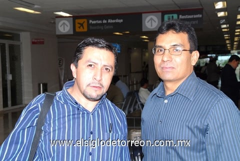 06042009 Leopoldo Martínez llegó de la Ciudad de México en plan de trabajo y fue recibido por Raúl Rangel.