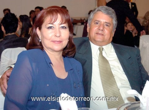 07042009 María Guadalupe Islas de De la Torre y Reynaldo de la Torre, durante un grato festejo realizado en la ciudad.