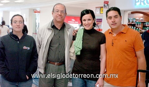 07042009 Emilia y Rolando viajaron a Veracruz y los despidieron Sofía y José.