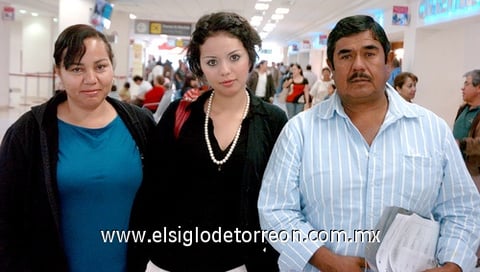 07042009 Karla Aguilar viajó a Bélgica y la despidieron sus papás Rubén Aguilar y Lucía Correa.