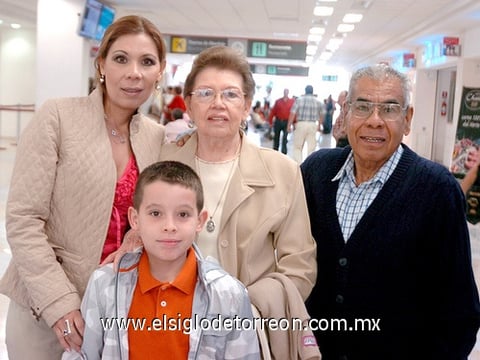 07042009 Roberto y Alicia Guillén e Iván García viajaron a México y los despide Sandra Guillén.