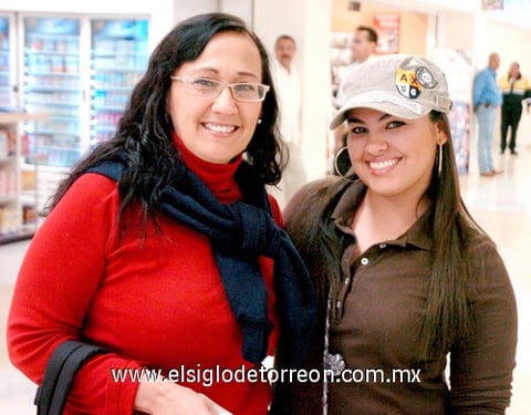 07042009 Cony Zorrilla y Natalia Pérez viajaron con destino a los Estados Unidos.